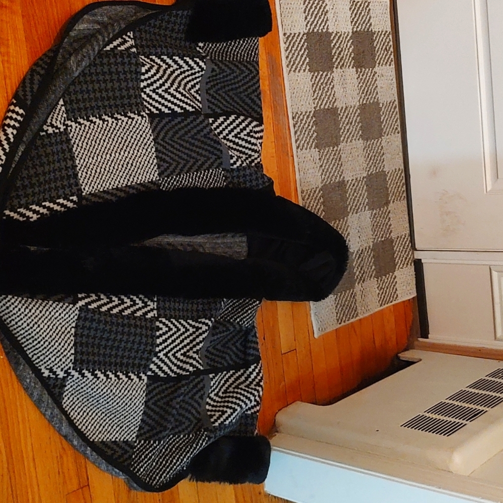 Saachi faux fur poncho
